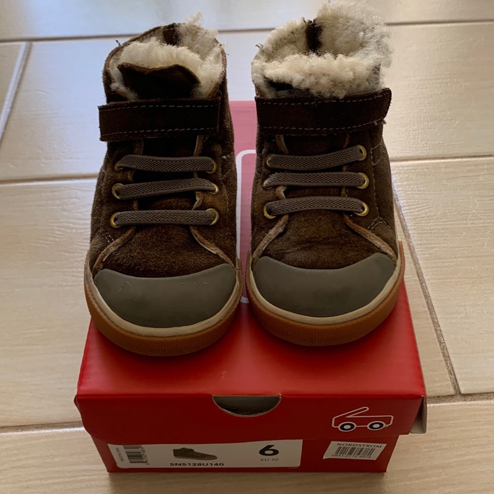 See kai run infant/toddler boots. Size 6